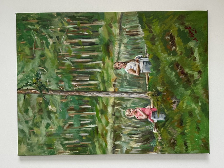 Två figurer i skogen